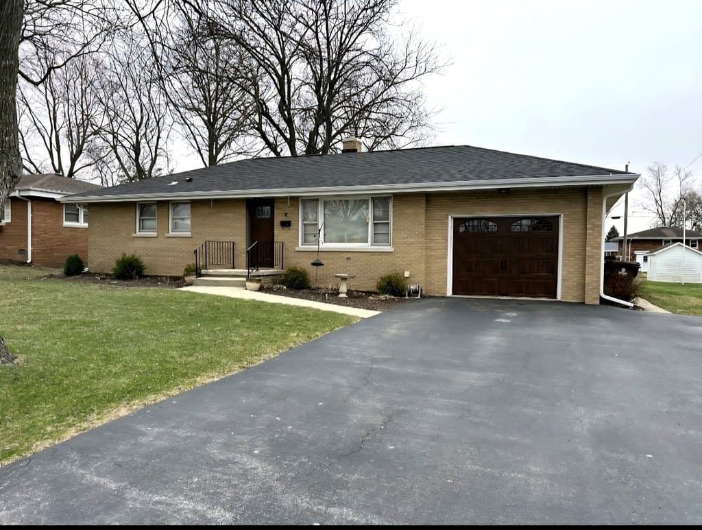 3 bedroom house for sale at 614 Country Ln Beecher - $249,000