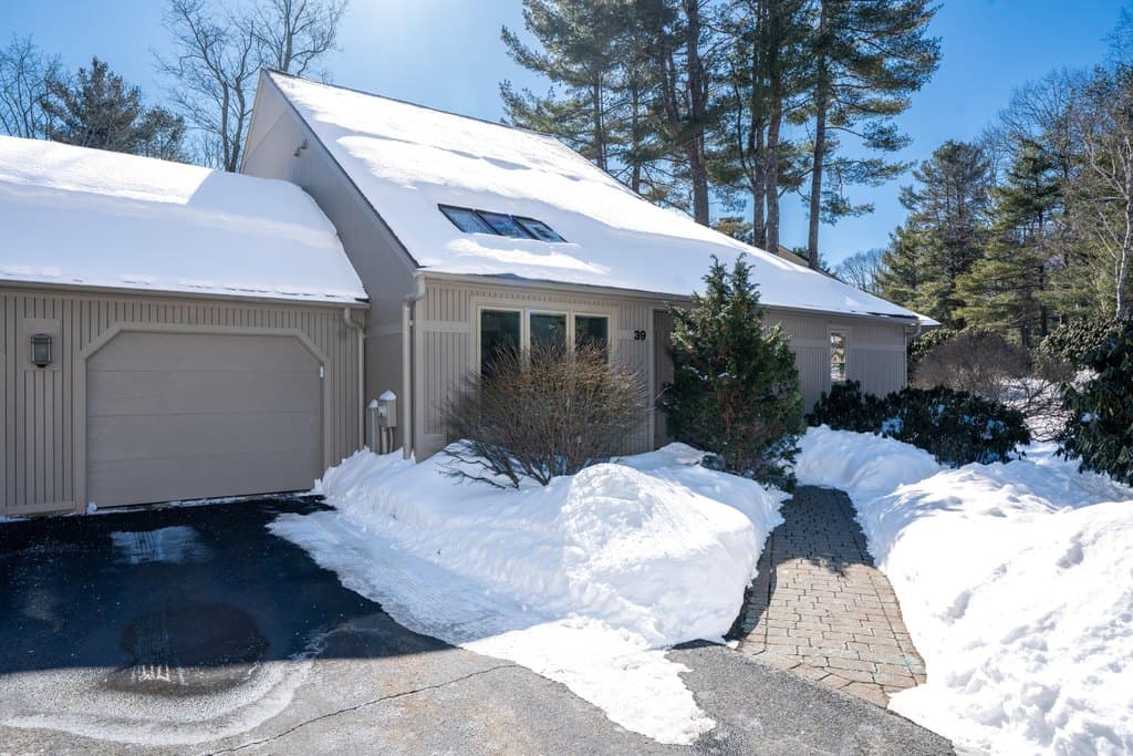 3 bedroom townhouse for sale at 39 Wildwood Dr Unit 39 Cape Elizabeth - $799,900