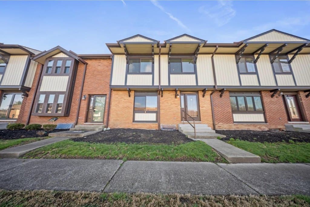 3 bedroom condo townhome rowhome coop for sale at 71 Private Drive 54 Burlington - $154,900