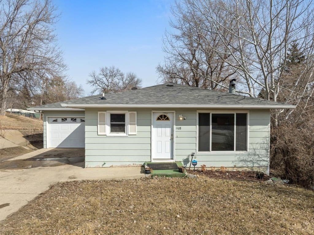 4 bedroom house for sale at 1108 16th St NW Minot 58703 - $249,500