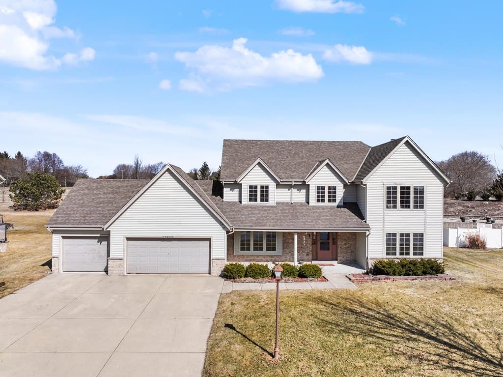 4 bedroom house for sale at W172N10156 Woodbridge Ln Germantown 53022 - $640,000