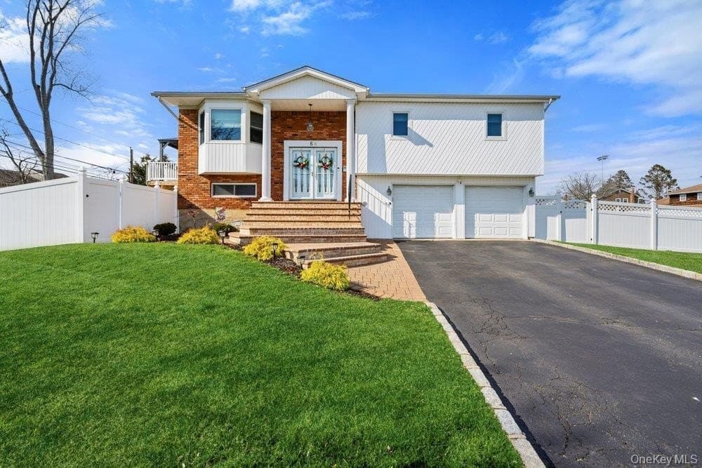 4 bedroom house for sale at 64 Marquette Dr Smithtown 11787 - $849,000