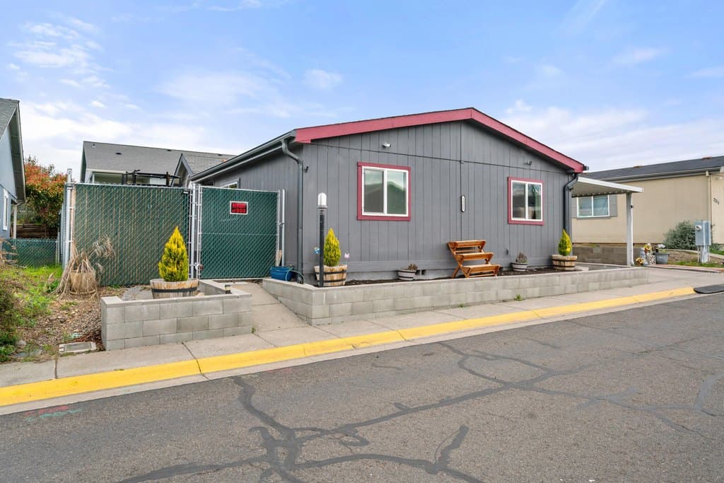 4 bedroom mobile home for sale at 2311 Lara Ln Central Point - $300,000