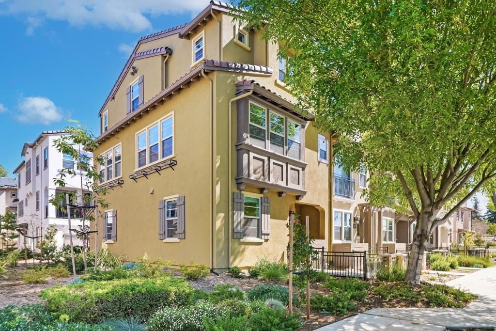 4 bedroom townhouse for sale at 1208 San Ramon Ave Mountain View 94043 - $1,980,000