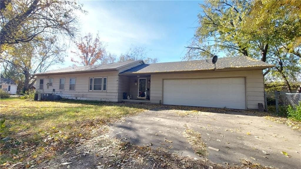 3 bedroom house for sale at 207 E Melvin St Arma - $115,000
