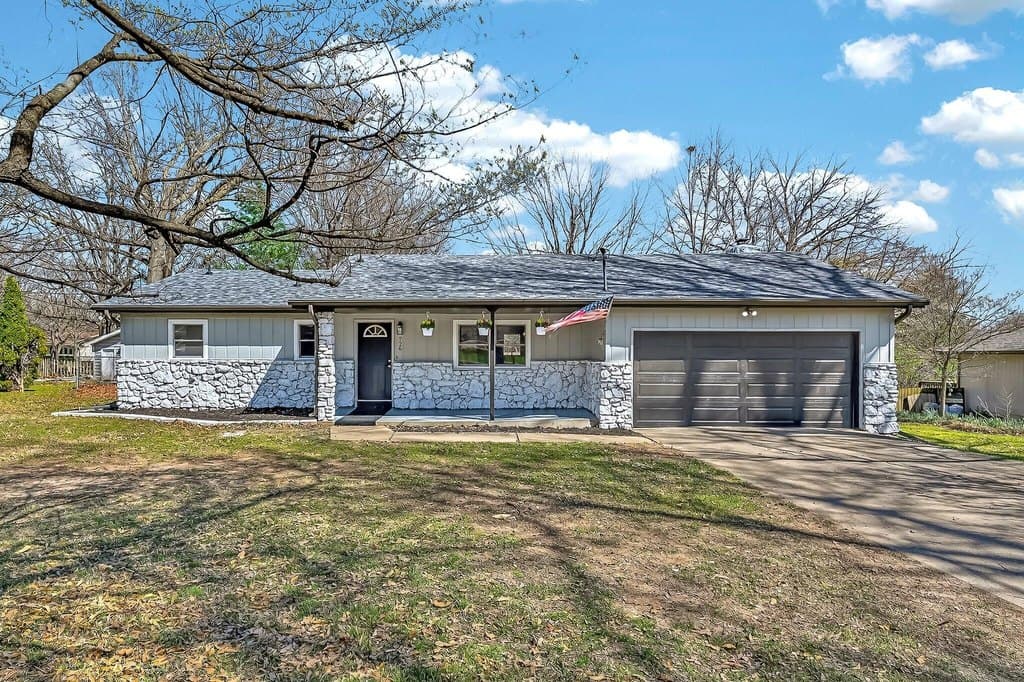 3 bedroom house for sale at 726 S Abbey Rd Springfield 65809 - $255,900