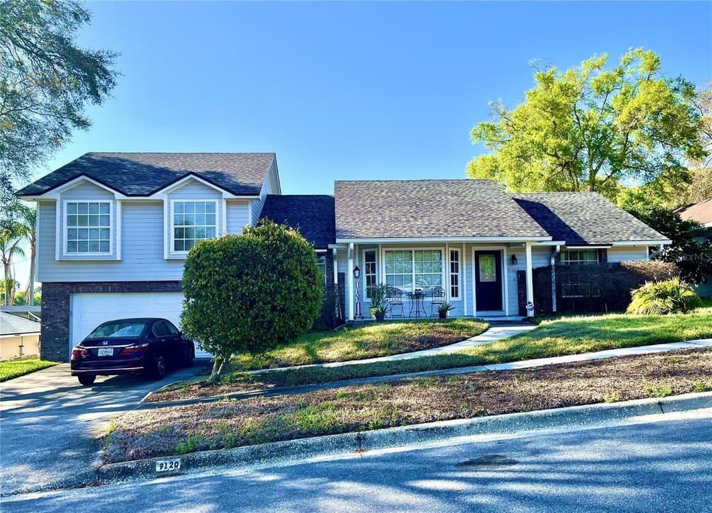 4 bedroom house for sale at 9120 Queen Elizabeth Ct Ocoee 32818 - $460,000