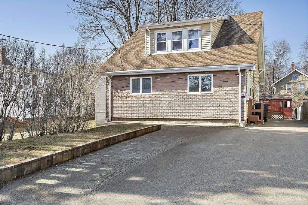 4 bedroom house for sale at 88 Pearl St Stoughton 02072 - $588,000
