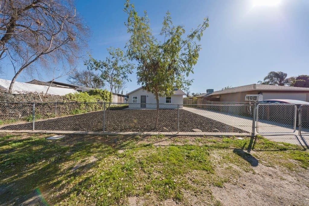 2 bedroom house for sale at 408 Thrasher Ave Airport - $370,000