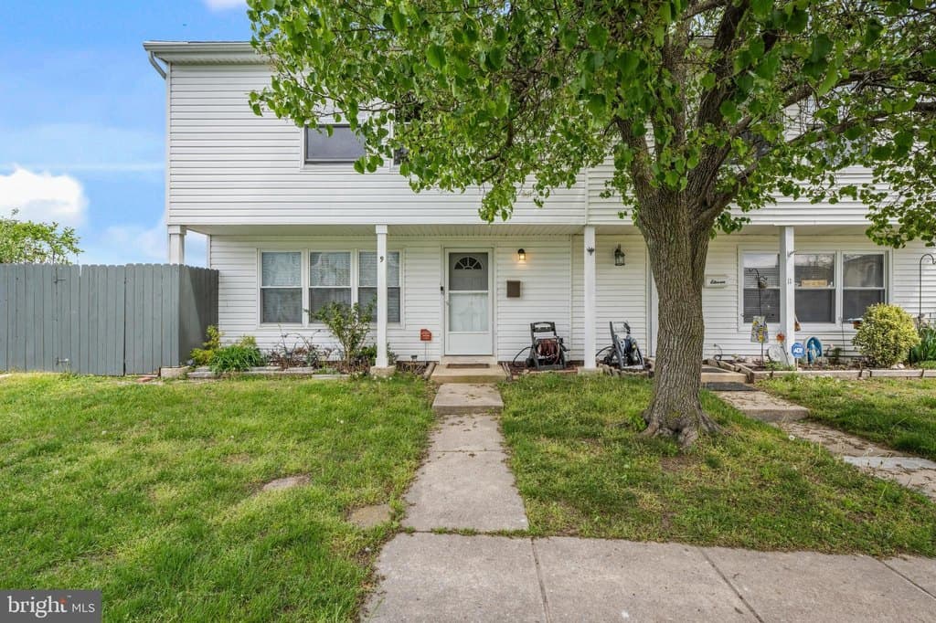 3 bedroom townhouse for sale at 9 Lawrence Ct Sicklerville 08081 - $224,900