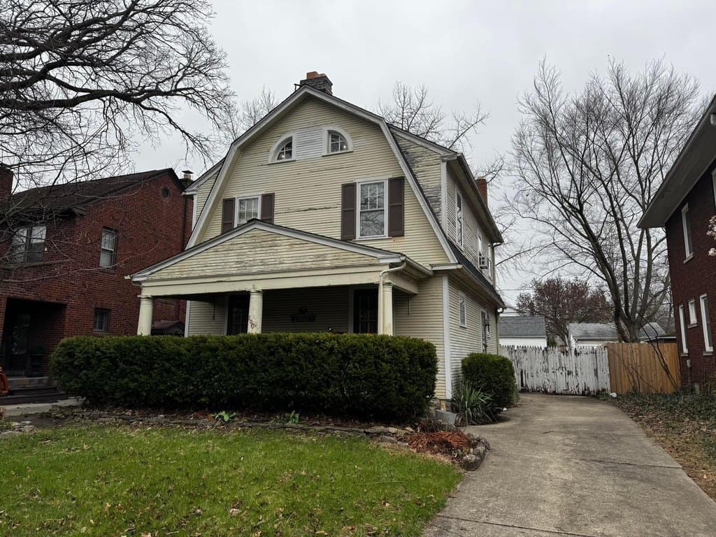 3 bedroom house for sale at 890 S Cassingham Rd Bexley - $295,000
