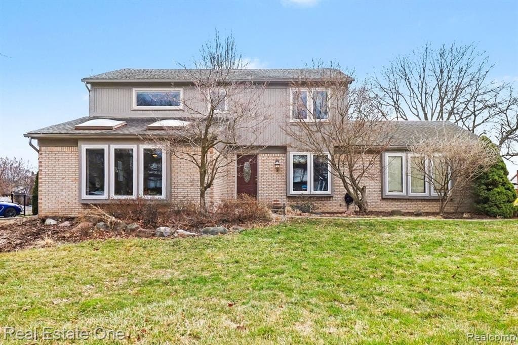 4 bedroom house for sale at 22677 Shadowglen Dr Farmington Hills 48335 - $525,000