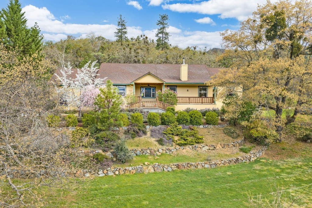 3 bedroom house for sale at 240 Mina Ln Grants Pass 97526 - $699,000