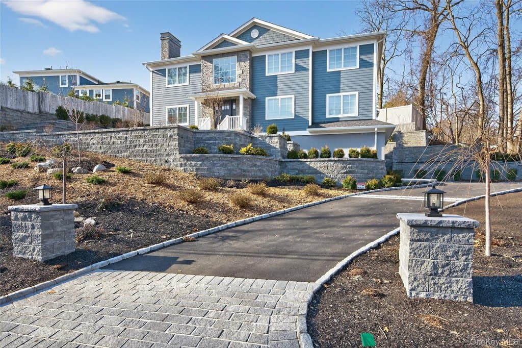 5 bedroom house for sale at 208 Cow Neck Rd Port Washington 11050 - $2,775,000