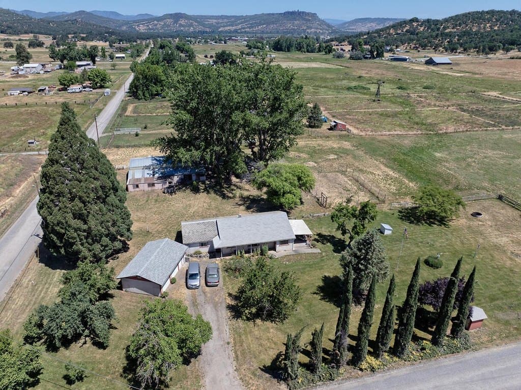 3 bedroom house for sale at 4464 Tioga Way Central Point - $469,900