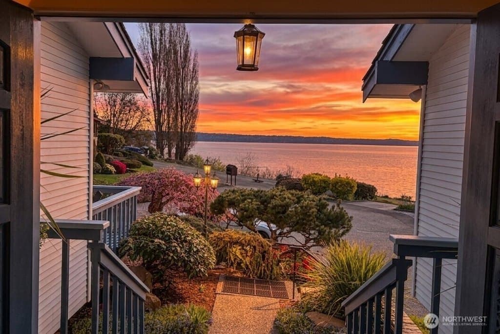 3 bedroom house for sale at 21550 1st Ct S Normandy Park 98198 - $1,250,000