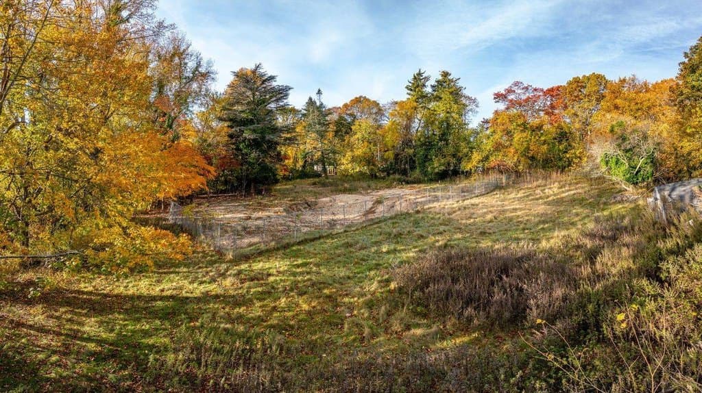 land for sale at 81 Old Broadway Ave Sayville 11782 - $799,888