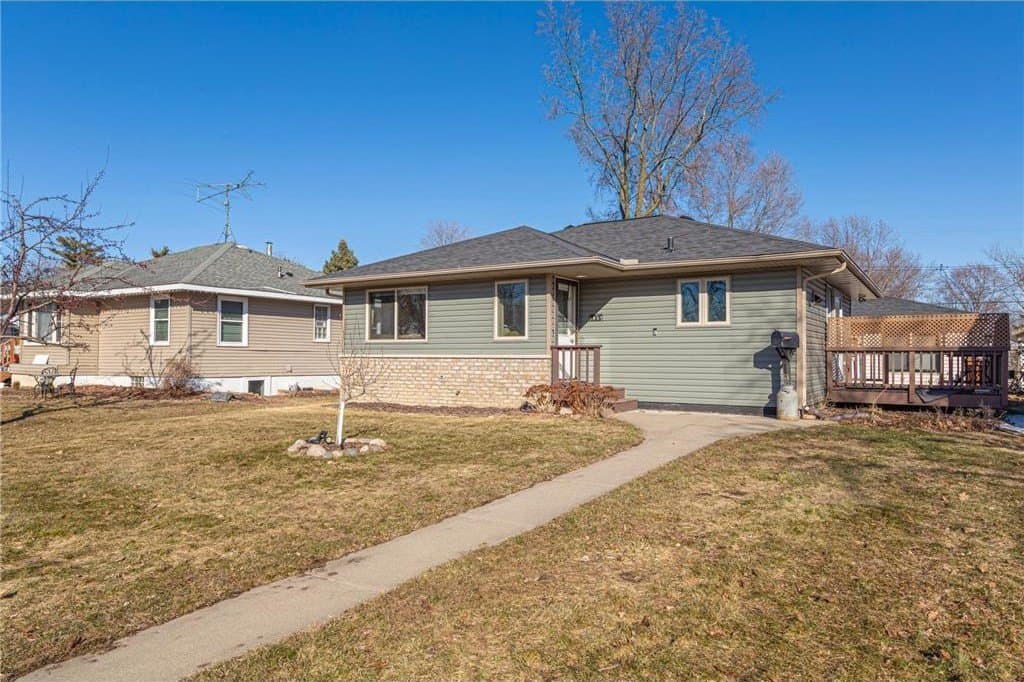 3 bedroom house for sale at 235 S Cedar St Belle Plaine - $305,000