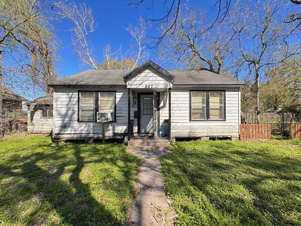 2 bedroom house for sale at 807 7th St Rosenberg 77471 - $65,000