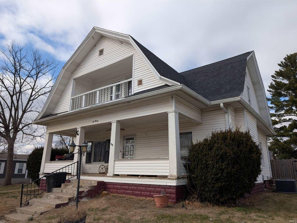 4 bedroom house for sale at 620 W 3rd St Bicknell - $129,900