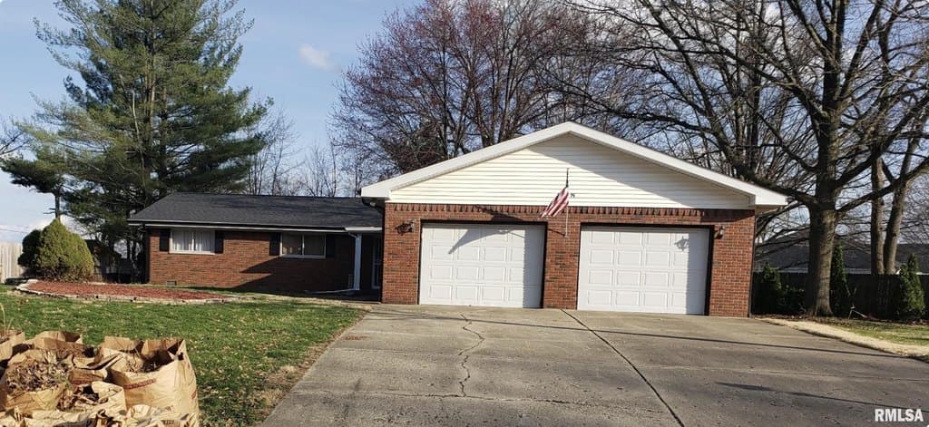 4 bedroom house for sale at 10 Andover Dr Springfield - $178,000