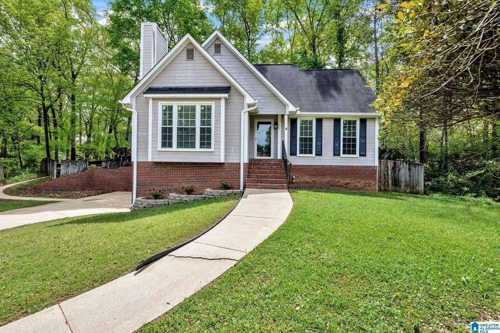 3 bedroom house for sale at 104 Comanche Cir Alabaster - $248,500
