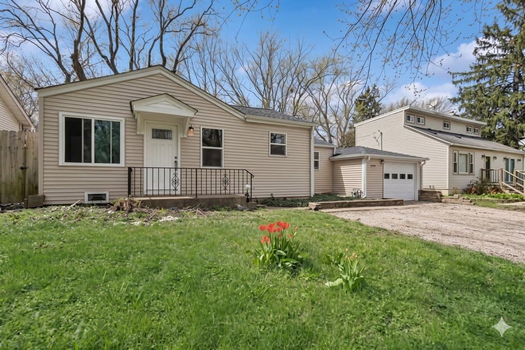 3 bedroom house for sale at 36912 N Lawrence Dr Venetian Village 60046 - $230,000