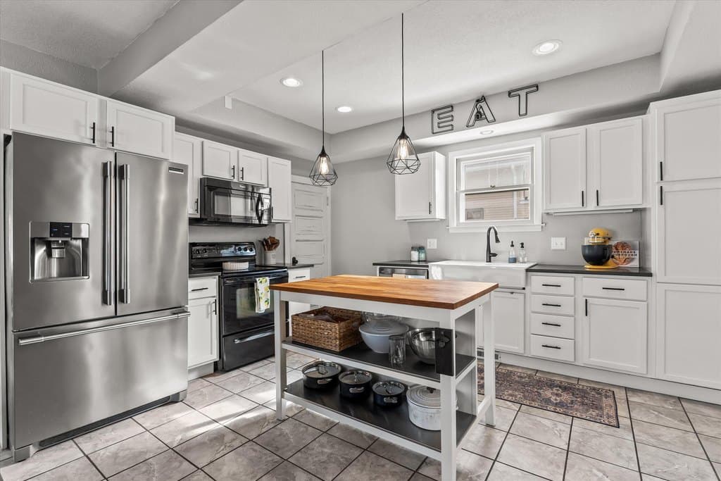 3 bedroom house for sale at 627 W Wisconsin Ave Oconomowoc 53066 - $369,900