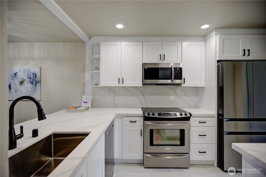 2 bedroom townhouse for sale at 13896 NE 66th St Apt 586 Redmond 98052 - $560,000
