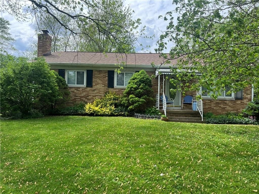 3 bedroom house for sale at 10 Lakeview Dr Catlin - $188,500
