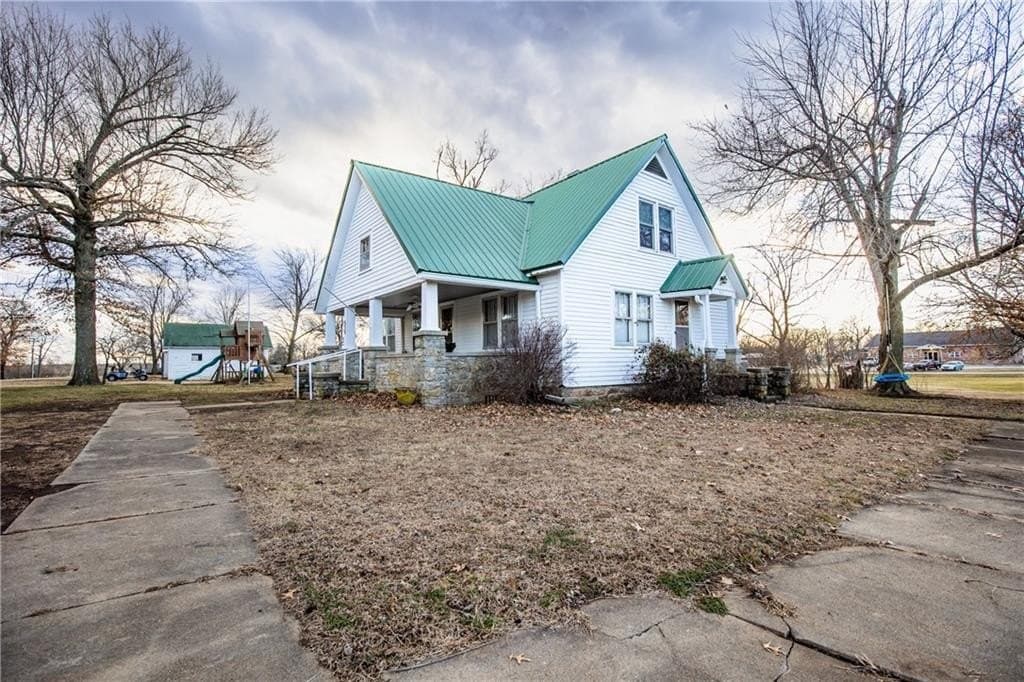 4 bedroom house for sale at 515 E Kansas Ave Blue Mound - $149,900