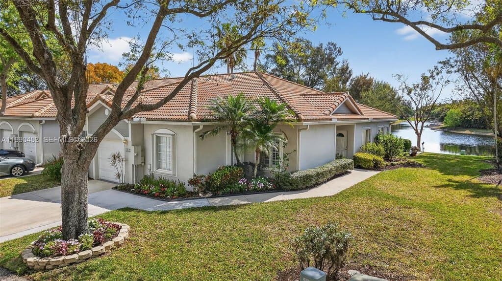 3 bedroom condo townhome rowhome coop for sale at 1012 SW 42nd Ave Deerfield Beach - $469,000