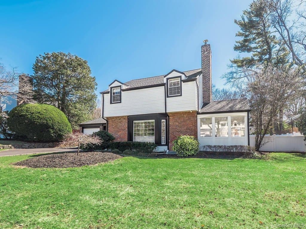 3 bedroom house for sale at 2 Plymouth Rd Port Washington 11050 - $1,350,000