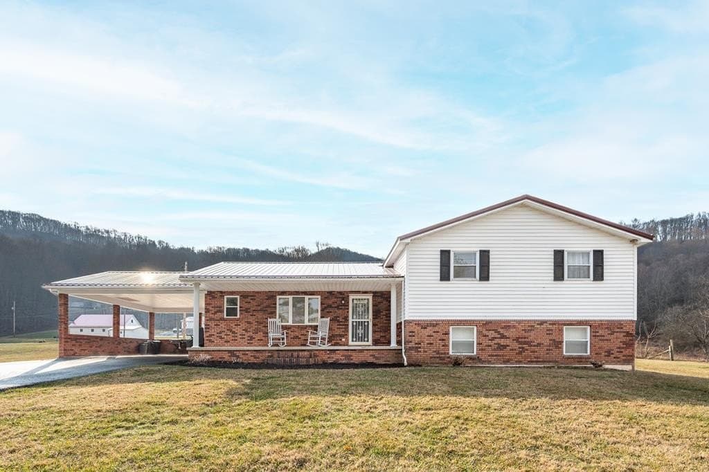 3 bedroom house for sale at 216 School Rd Bluefield - $289,000