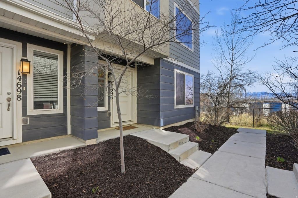 4 bedroom townhouse for sale at 14696 S Rising Star Way W Bluffdale - $440,000