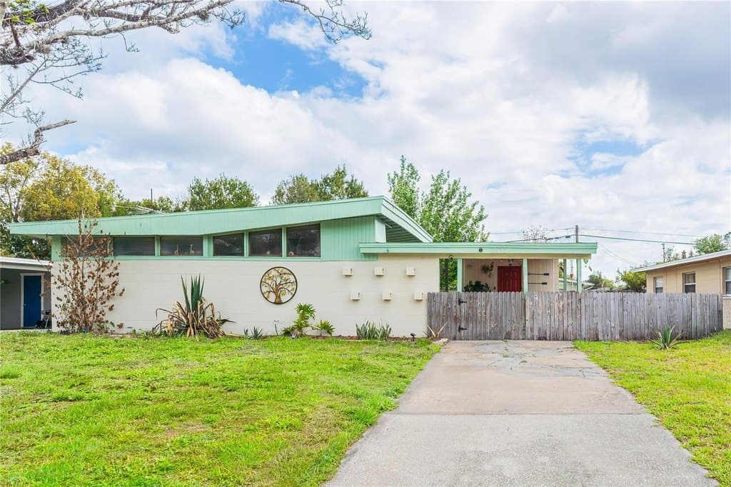 4 bedroom house for sale at 2823 Hertha Ave University - $300,000