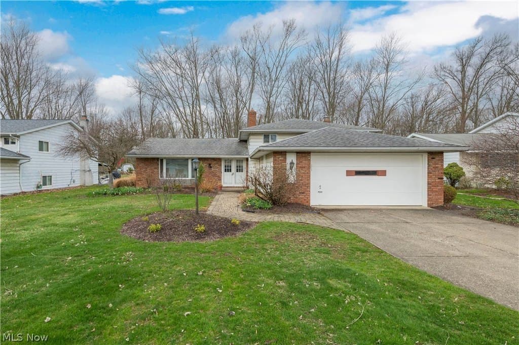 3 bedroom house for sale at 5610 Dorothy Dr North Olmsted 44070 - $335,000
