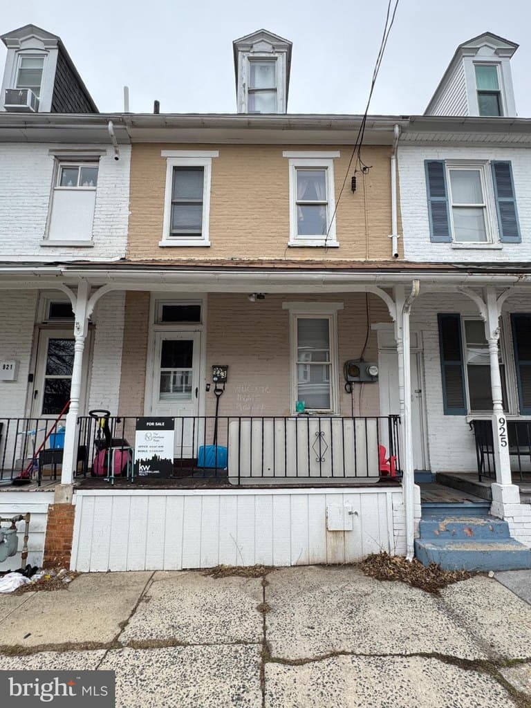3 bedroom townhouse for sale at 923 Queen St Pottstown 19464 - $155,000