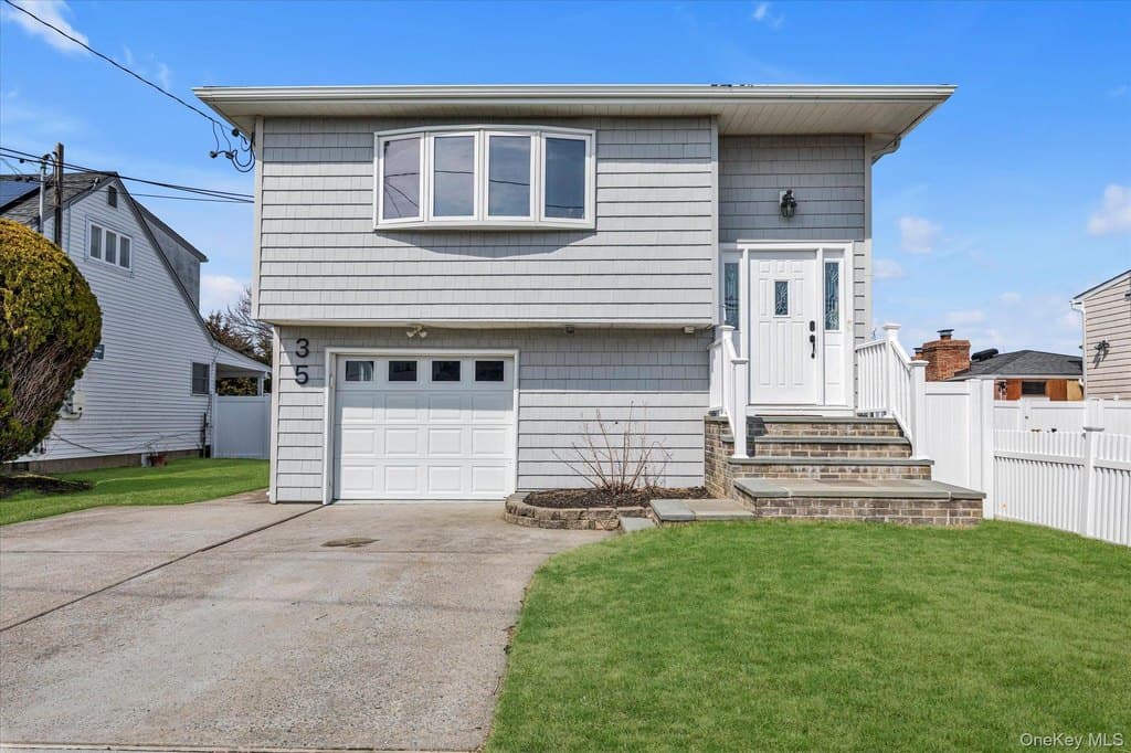 3 bedroom house for sale at 35 Lee Ave Babylon 11702 - $699,000