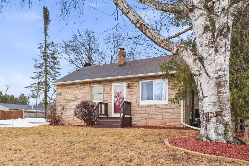 3 bedroom house for sale at 1779 Badger St Green Bay 54303 - $259,900