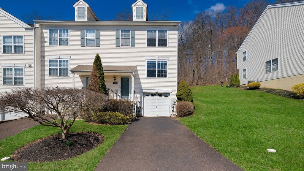 3 bedroom townhouse for sale at 4570 Louise Saint Claire Dr Doylestown 18902 - $439,000