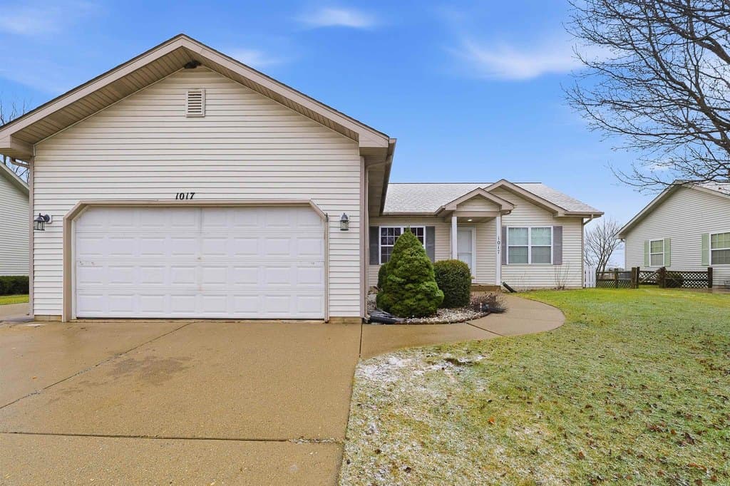 3 bedroom house for sale at 1017 E Pinecrest Ln Elkhorn - $385,000