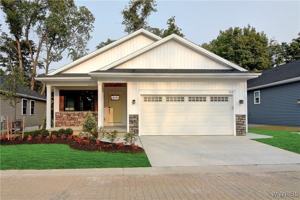 2 bedroom house for sale at 110 Birch Creek Run Alden - $465,000