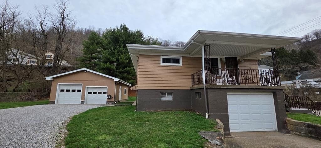 4 bedroom house for sale at 16 Roosevelt Ave Benwood - $199,000