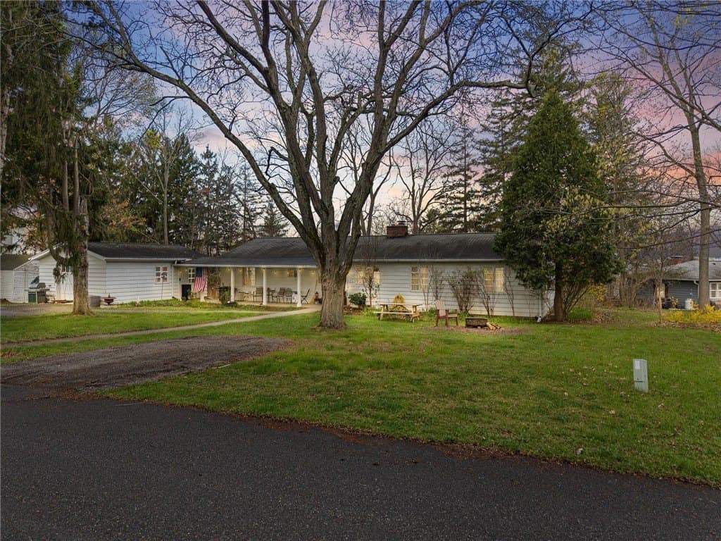 4 bedroom house for sale at 11 Woods End Aurora - $255,000