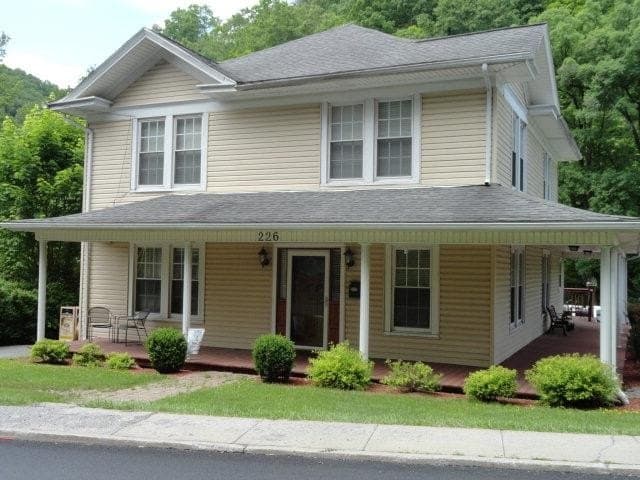 4 bedroom house for sale at 226 S College Ave Bluefield - $269,900