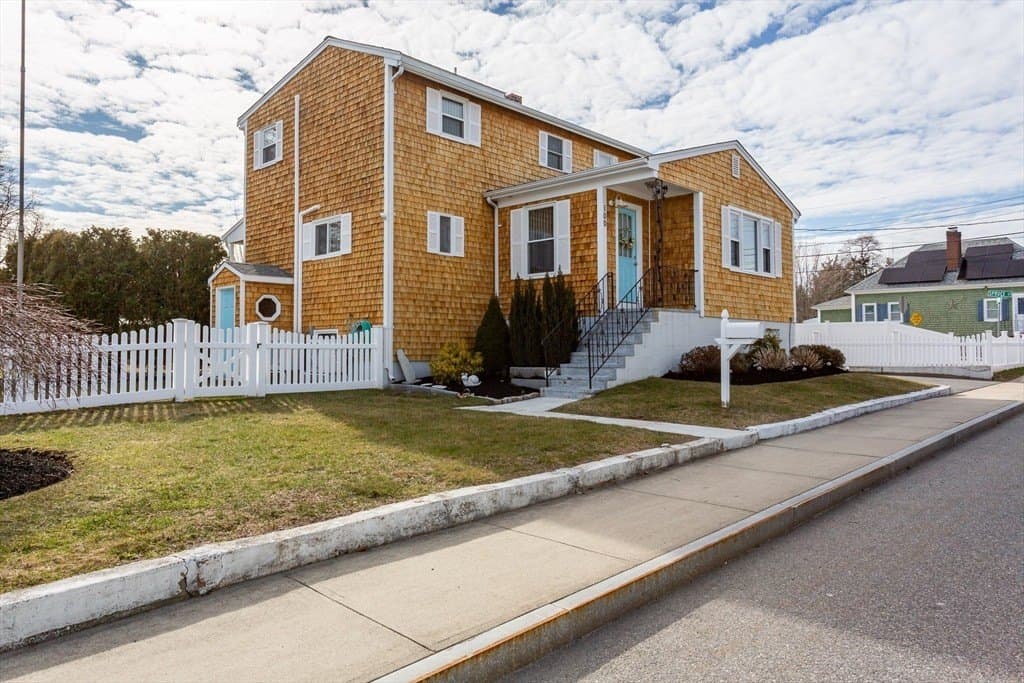 4 bedroom house for sale at 100 Potter St Bliss Corner - $625,000