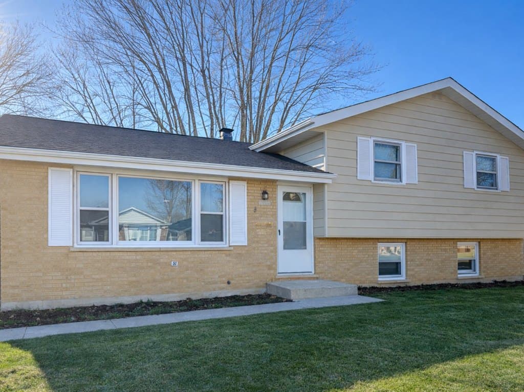 4 bedroom house for sale at 2432 Yeoman St Waukegan 60087 - $330,000