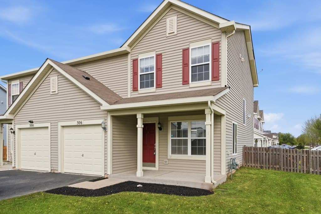 3 bedroom townhouse for sale at 306 Waubonsee Dr Plano 60545 - $274,900