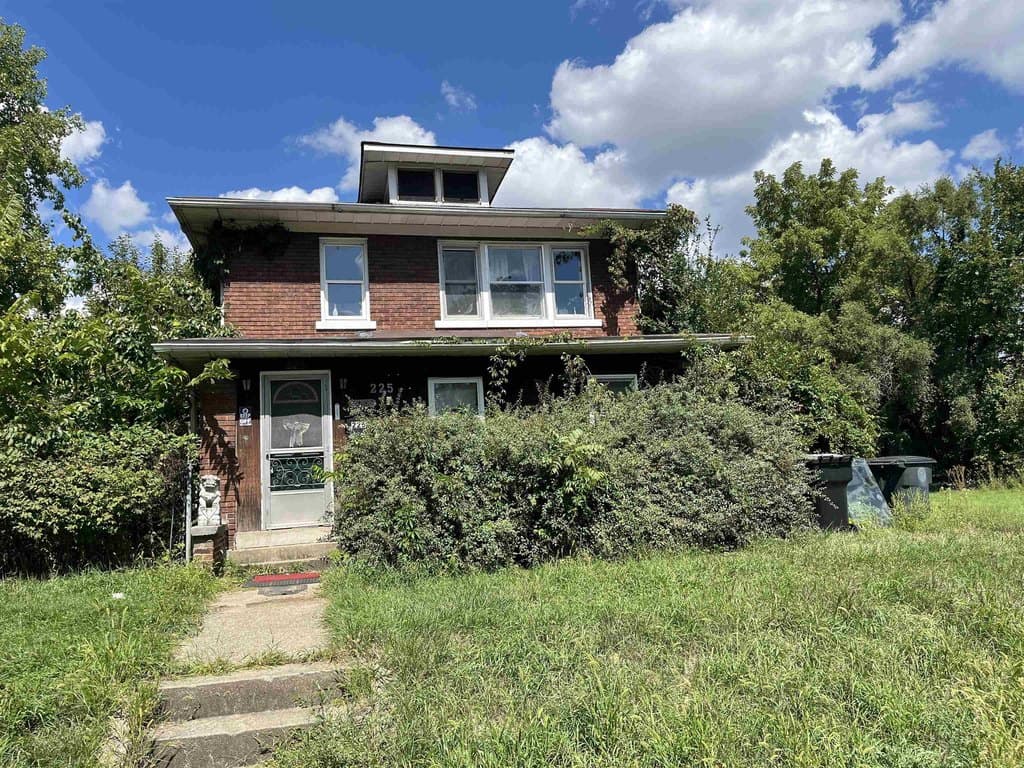 4 bedroom house for sale at 225 E Donald St South Bend - $95,000